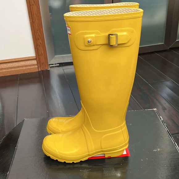 Hunter Yellow Boots Tall - Picture 3 of 7